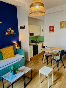 a living room with a couch and a table at Appartement hyper centre in Caen
