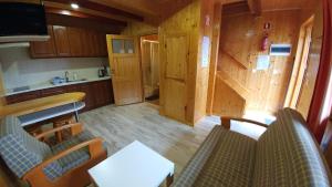 a kitchen and living room in a log cabin at Dw Perła Sarbinowo in Sarbinowo
