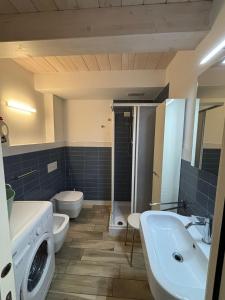 a bathroom with a washing machine and a sink at Residence Fortuna - Appartamento Gori in Fano +9 photos