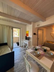 a living room with a table and chairs and a couch at Residence Fortuna - Appartamento Gori in Fano