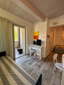 a bedroom with a desk and a computer in a room at Residence Fortuna - Appartamento Gori in Fano