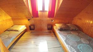 an empty room with two beds in a cabin at Dw Perła Sarbinowo in Sarbinowo