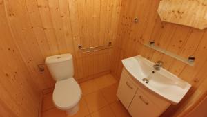 a bathroom with a toilet and a sink at Dw Perła Sarbinowo in Sarbinowo +11 photos