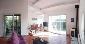 a living room with a couch and a tv at La Villa des Restanques in Carry-le-Rouet