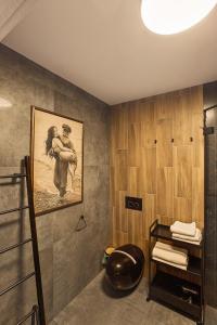 a bathroom with a painting of a man hugging a woman at Loft Gryfita - butikowy blisko plaży, 2-poziomowy in Szczecinek +96 photos
