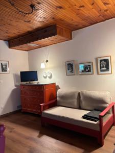 a living room with a couch and a desk at al Profilo di Napoleone in San Bartolomeo
