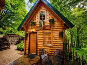 a cabin in the woods with a table in front of it at Brvnara Fairy Tale in Cetinje