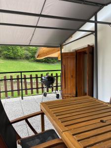 a tent with a table and a grill on a balcony at al Profilo di Napoleone in San Bartolomeo
