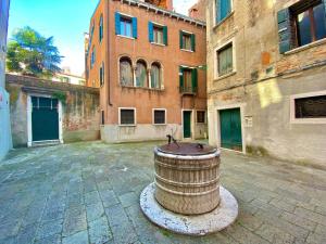 a barrel sitting in the middle of a courtyard at Ca' Gregolina in Venice