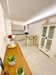 a large kitchen with white cabinets and a table at Ca' Gregolina in Venice
