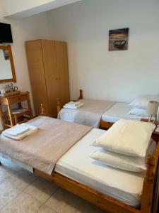 a room with two beds and a cabinet at ZOGRAFOS 2 in Haraki