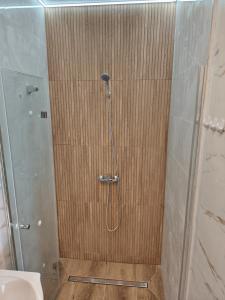 a bathroom with a shower with a glass door at Domek Słoneczny nad morzem in Kąty Rybackie