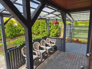a pergola with chairs on a patio at Domek Słoneczny nad morzem in Kąty Rybackie +9 photos