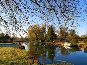a view of a river with a boat on it at Maison La Béa-titude in Serques