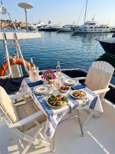 a table with plates of food on a boat at Ferretti 36 ' Bateau à Quai Vieux-Port Cannes Festival La Croisette in Cannes