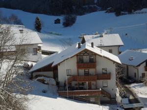 una casa con techo cubierto de nieve en la nieve en Haus Möslehof, en Kauns