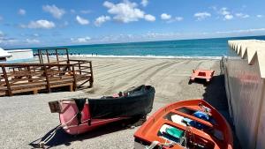 a boat and a kayak on the beach at Appartamento piazza Buccelli a 10 mt dal mare in Varazze