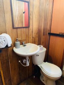 a bathroom with a toilet and a sink at Jungle Cabin - Satori Natural in Puerto Nariño