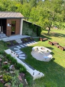 a backyard with a bench and a fire pit at Hunor Vendégház in Golop