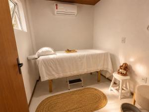 a small room with a table with a white table cloth at Artha Home Spa in Governador Celso Ramos