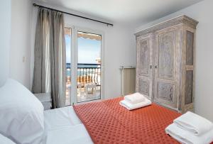 ein Schlafzimmer mit einem großen Holzschrank und einem Bett in der Unterkunft Elgrecosuits in Limenaria