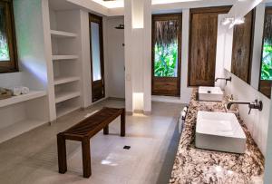 a bathroom with two sinks and a bench in it at Casa Bambu Tayrona, Los Naranjos in Los Naranjos +27 photos