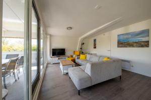 a living room with a couch and a table at Waddenresidentie Ameland - 2 en 4 persoons appartementen in Buren