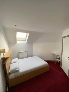 a bedroom with a bed and a table and a window at Casa Nelda in Marginea