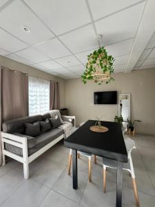 a living room with a couch and a table at Apart Los Laureles in Villa Regina