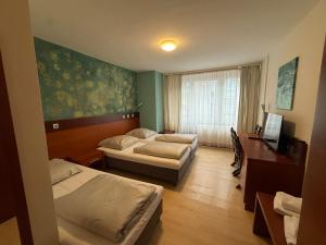 TV i/ili multimedijalni sistem u objektu Kölner Hotel