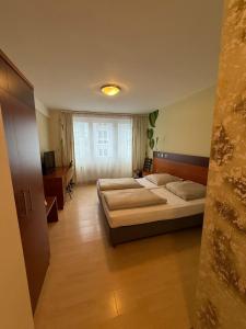 Krevet ili kreveti u jedinici u okviru objekta Kölner Hotel +46 fotografija