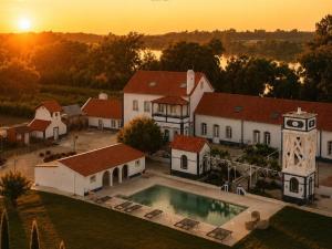 Luftaufnahme eines Hauses mit Pool und Uhrturm in der Unterkunft Marchanta Riverside Hotel in Santarém