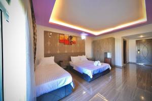 a hotel room with two beds in a room at TRUVA LİFE OTEl in Samandağı