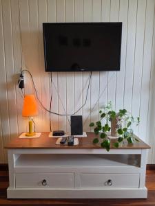 a table with a tv on top of it at Um lar acolhedor in Pato Branco