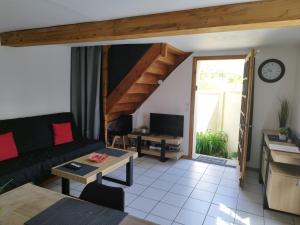 a living room with a couch and a table at La p'tite maison in Bordeaux-Saint-Clair