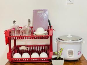 a red dish rack with eggs and utensils at Mountain Lodge Ella in Bandarawela