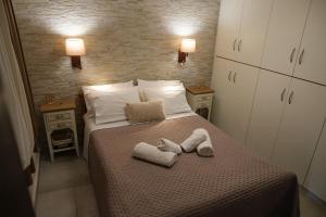 a bedroom with a bed with towels on it at Evi's House in Kandia