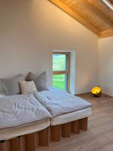 a bed in a room with a window at Mitteraubach in Jandelsbrunn