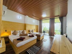 a hotel room with two beds and a couch at Ever Green Mount in Ella