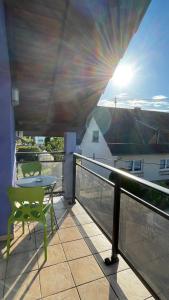 a balcony with a table and chairs on a balcony at Appartement entier, calme, confortable et spacieux in Gundershoffen