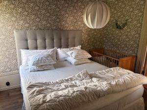 a bedroom with a large bed with white sheets and pillows at Hus Orsa in Orsa