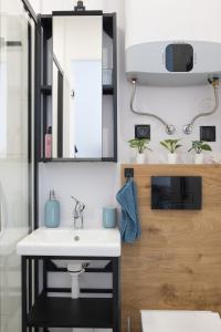 a bathroom with a sink and a mirror at Slow Box Apartament z pieknym widokiem in Pawłów +26 photos