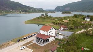 ProzorにあるPerla jezera B&Bの湖畔に建つ家の空撮写真