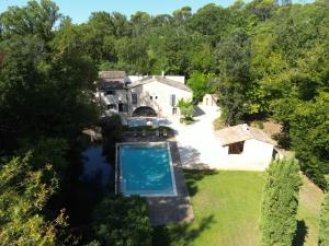 an aerial view of a house with a swimming pool at Moulin de Carrière, dans un parc de 2 hectares à Uzès in Uzès