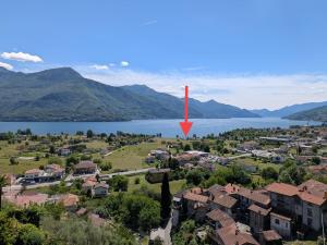 an aerial view of a lake with a red arrow at Casa Fee in Gravedona