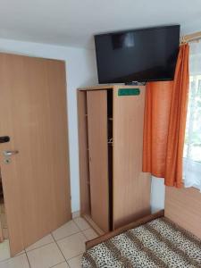 a room with a door and a flat screen tv at Olimpia Pobierowo in Pobierowo
