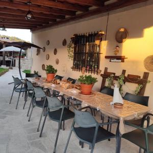a long table and chairs in a patio at Casa da Rapadoira in Laxoso de Abaixo