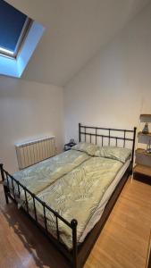 เตียงในห้องที่ La Cabra Trepadora