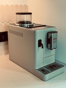 a microwave oven sitting on top of a counter at Moje sPokoje in Morgowniki +23 photos