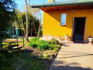 a yellow house with a bird in front of it at Siedlisko Grzegorza in Leśniki